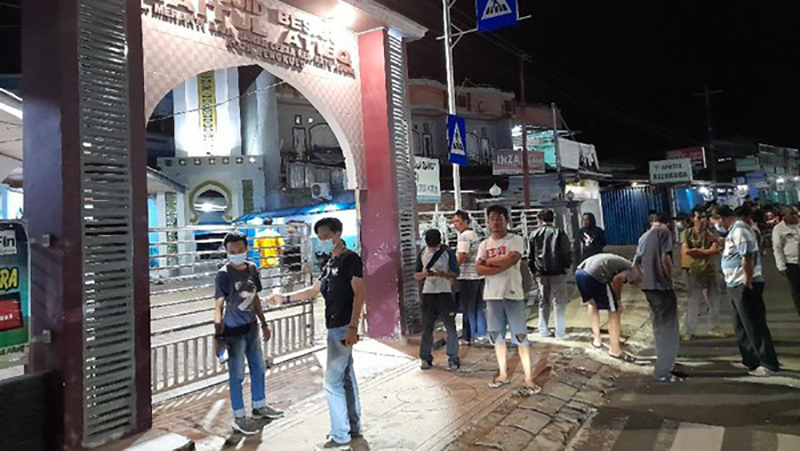 Masyarakat terlihat berkerumun begitu mendengar ada koper yang mencurigakan di halaman Masjid Baitul Atieq, Kelurahan Sawah Lebar, Kota Bengkulu. (GELORA)